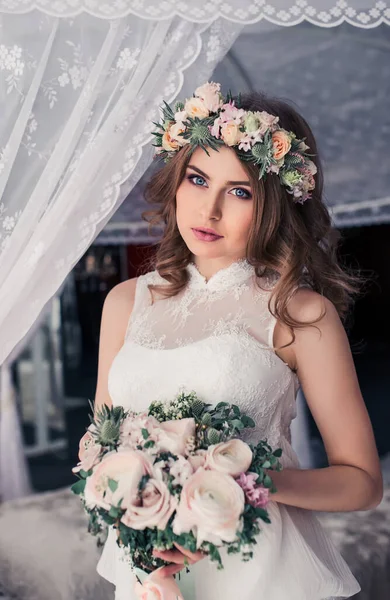 Sposa Gentile Abito Sposa Con Una Corona Fiori Bella Mattina — Foto Stock