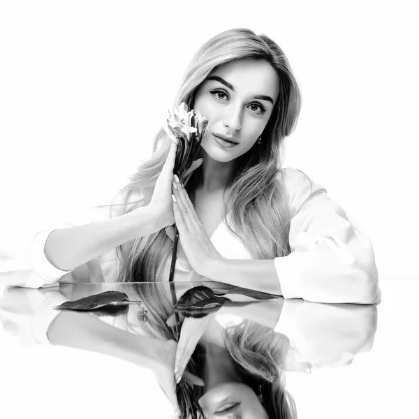 Schoonheid Gezicht Van Jonge Mooie Vrouw Met Bloem Geïsoleerd Witte — Stockfoto