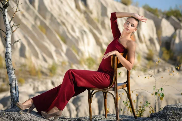 Mulher Bonita Uma Cadeira Macacão Vermelho Perto Das Montanhas Brancas — Fotografia de Stock
