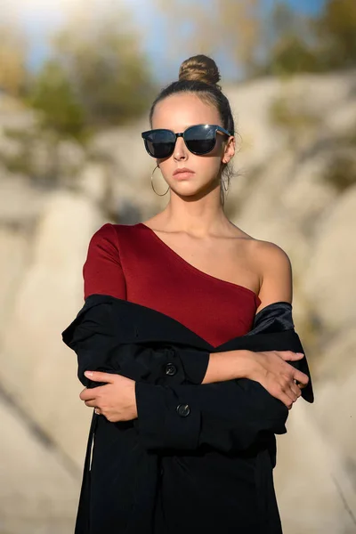 Siyah Güneş Gözlüğü Takan Güzel Bir Yaz Kadını Doğada Modaya — Stok fotoğraf