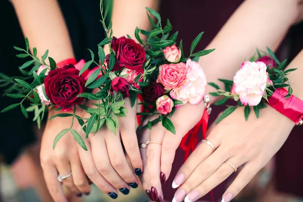 Ruce Nevěsty Družičky Zdobené Růžovými Květy Měkké Zaostření Rozostřením — Stock fotografie