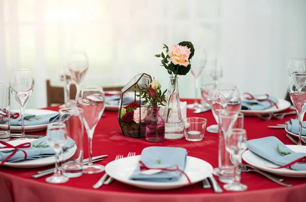 为宴会或婚礼准备红桌 — 图库照片