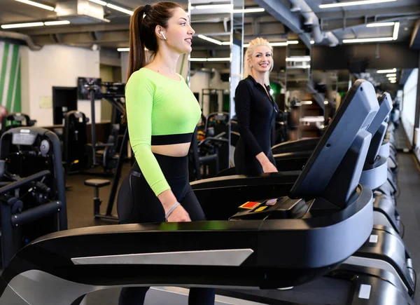 Hermosa Mujer Atlética Sonriente Ropa Deportiva Haciendo Ejercicios Ejercicio Cardiovascular — Foto de Stock