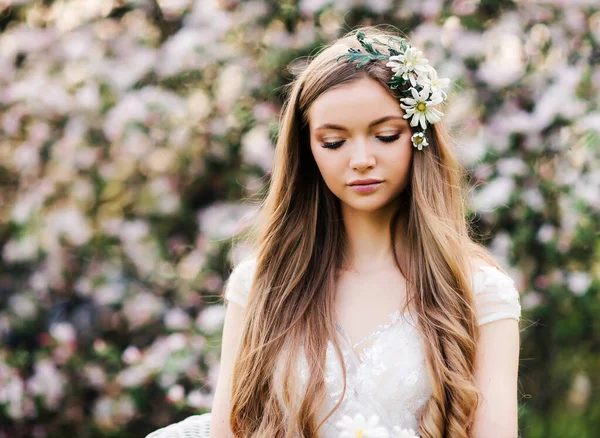 Mujer Joven Belleza Natural Con Largos Paseos Jardín Verano Disfrutando — Foto de Stock