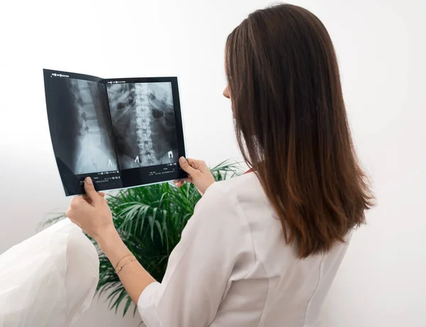 Ortopedista Profesional Examinando Imagen Rayos Gabinete Médico Neurólogo Está Trabajando — Foto de Stock