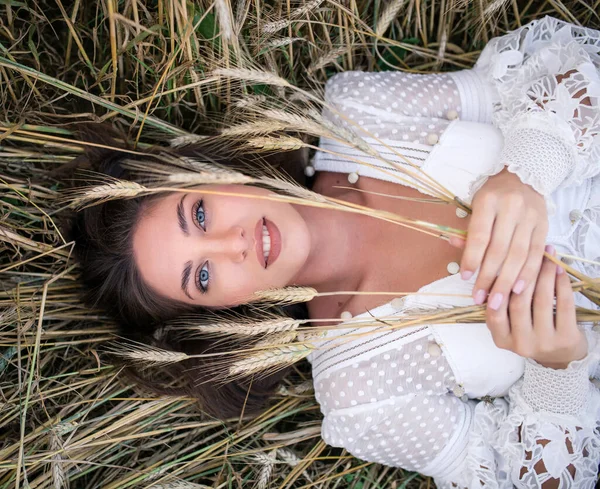 Güzel Genç Bir Kadın Buğday Tarlasında Buğday Başaklarıyla Yatıyor Yaz — Stok fotoğraf