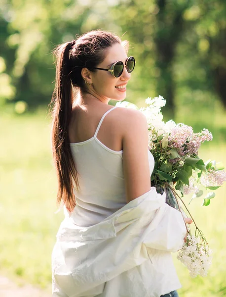 Joyeux Sourire Belle Femme Dans Des Lunettes Avec Bouquet Fleurs — Photo