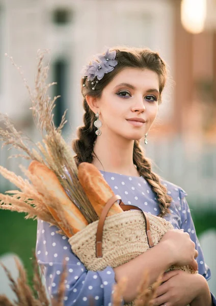 Uma Jovem Mulher Bonita Vestido Azul Com Uma Baguete Pão — Fotografia de Stock
