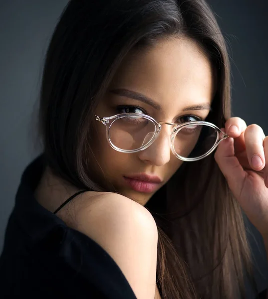 一个戴着时髦眼镜的年轻漂亮女子的性感画像 迷人性感模特的美丽肖像 — 图库照片