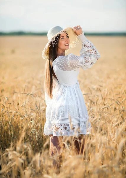 Bela Jovem Sorridente Chapéu Andando Campo Trigo Beleza Natural Retrato — Fotografia de Stock