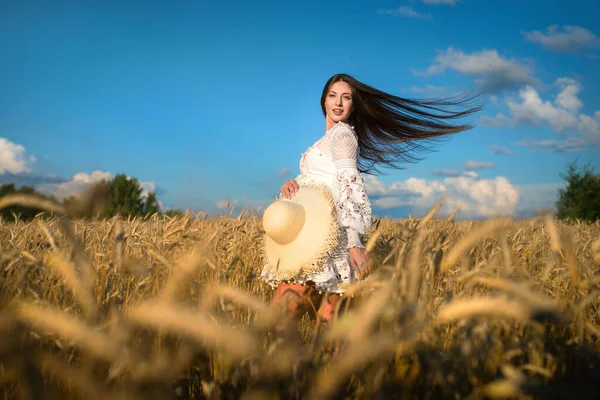 Красивая Молодая Женщина Ветром Волос Летнем Пшеничном Поле Золотыми Шипами — стоковое фото