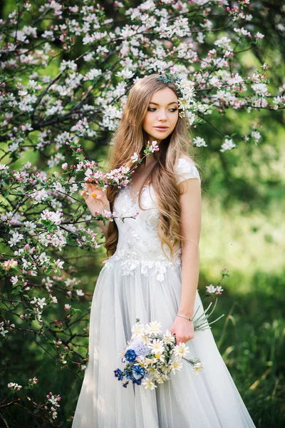 Attractive Young Woman White Wedding Dress Bouquet Wild Flowers Walks — Foto Stock