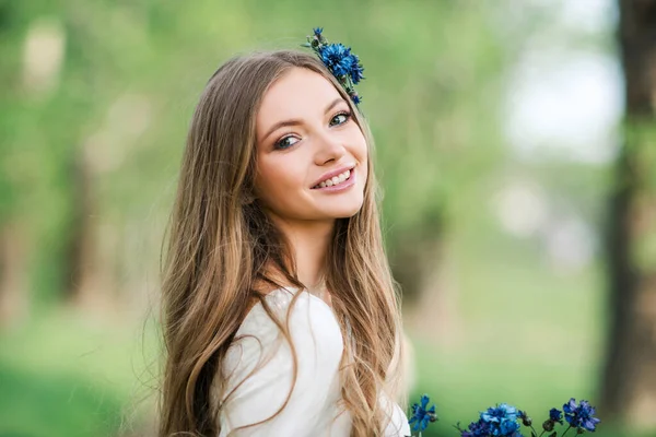 Natural Beauty Smiling Young Woman Long Hair White Teeth Perfect — Stockfoto