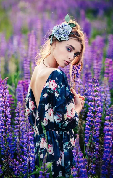 Mulher Beleza Natural Com Uma Flor Cabelo Andando Campo Flores — Fotografia de Stock