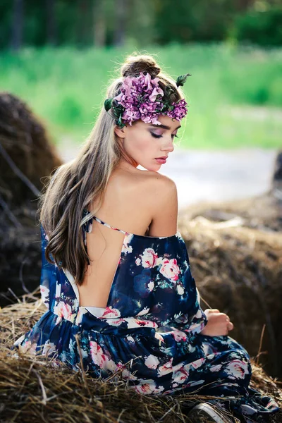 Elinde Mor Bir Çiçek Çiçek Çelengi Olan Yazlık Elbiseli Güzel — Stok fotoğraf