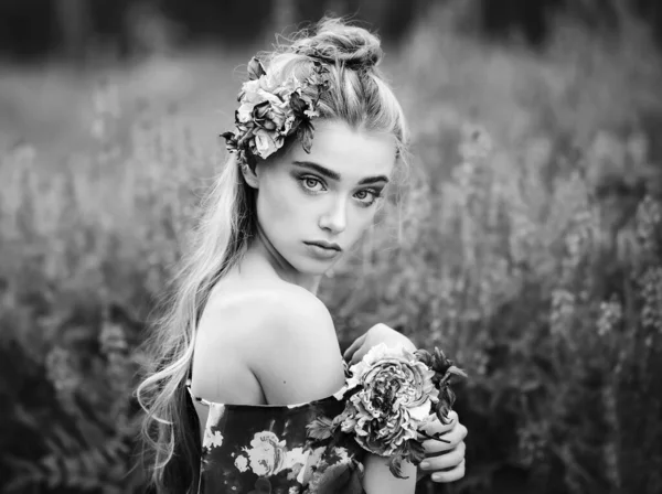 Retrato Mulher Bonita Com Uma Flor Verão Livre Conceito Beleza — Fotografia de Stock