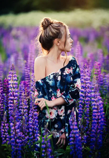 Belle Jeune Femme Marchant Dans Champ Fleurs Été Lupin Beauté — Photo