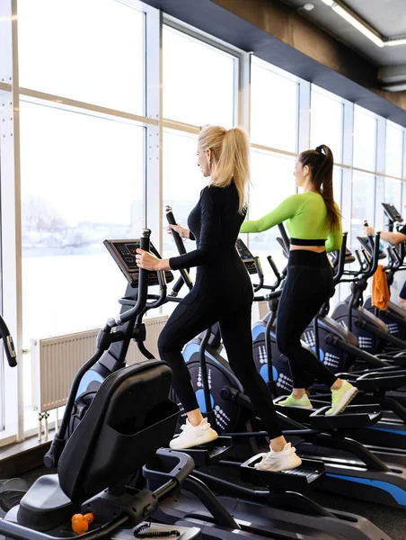 Hermosa Mujer Atlética Ropa Deportiva Haciendo Ejercicios Ejercicio Cardiovascular Gimnasio — Foto de Stock