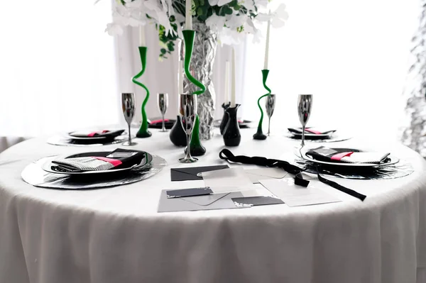 桌上摆设黑色餐具 为宴会或婚礼准备的餐桌 带有模糊的选择性焦点 — 图库照片