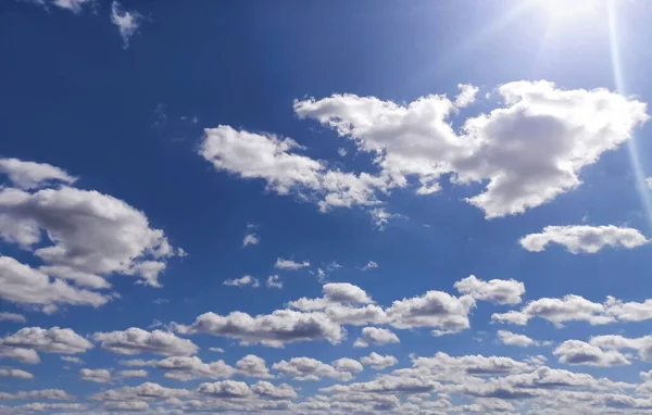 Cielo Azul Con Densas Nubes Blancas Rayos Sol Verano — Foto de Stock