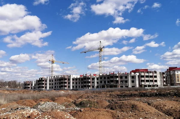 Guindastes Canteiro Obras Contra Céu Azul Com Nuvens — Fotografia de Stock