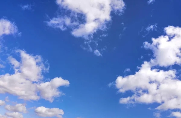 Cielo Azul Con Densas Nubes Día Verano — Foto de Stock