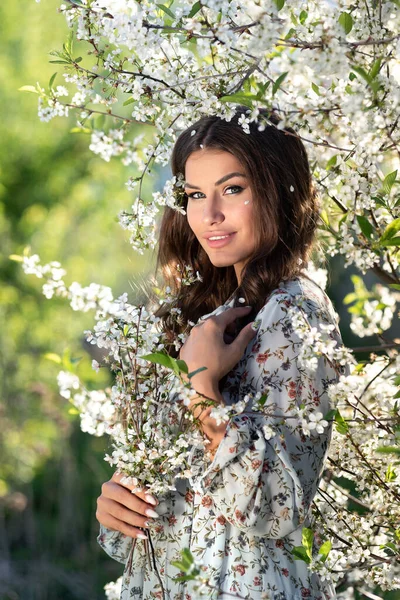 Mulher Morena Beleza Natural Vestido Flor Com Buquê Ramos Cereja — Fotografia de Stock