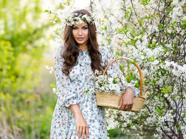 Naturlig Skönhet Kvinna Med Krans Huvudet Och Korg Med Blommor — Stockfoto