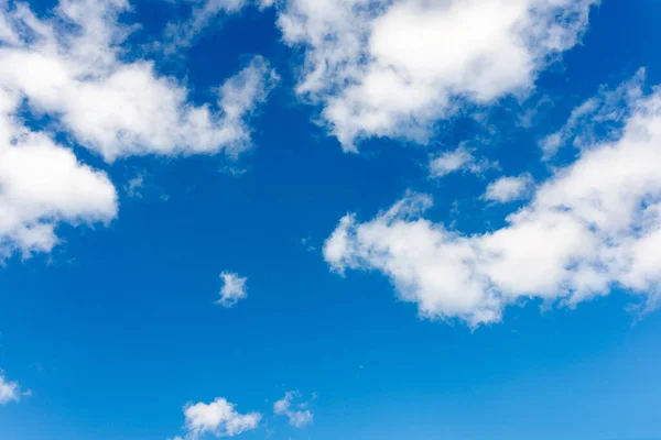 Cielo Azul Con Densas Nubes Día Verano — Foto de Stock