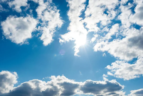 Cielo Azul Con Densas Nubes Blancas Rayos Sol Verano Sol — Foto de Stock