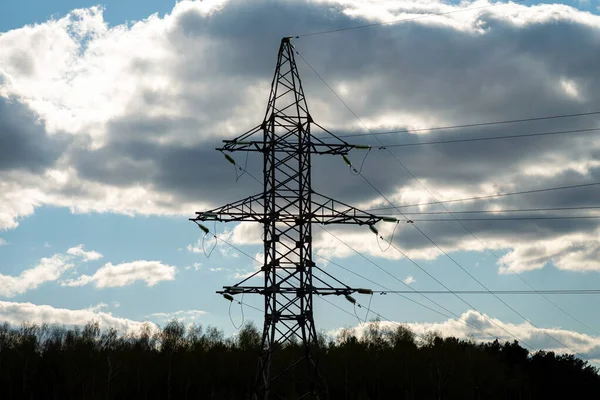 Silhouet Van Energietoren Hoogspanningsleiding Tegen Een Blauwe Lucht Met Wolken Stockafbeelding