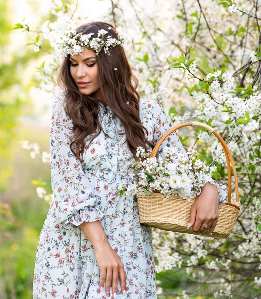 Természetes Szépség Romantikus Koszorúval Kosár Virág Nyári Kertben Élvezi Virágzó — Stock Fotó