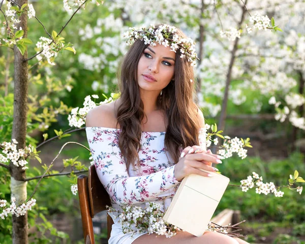 Naturlig Skönhet Romantisk Kvinna Med Blomma Krans Läser Bok Vackra — Stockfoto