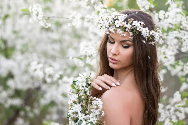 Sensual Mulher Nua Com Grinalda Cabeça Ramos Cereja Goza Natureza — Fotografia de Stock