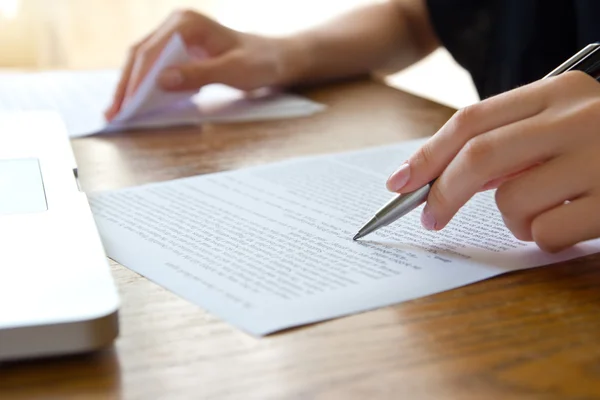 Mujer trabajando con texto —  Fotos de Stock