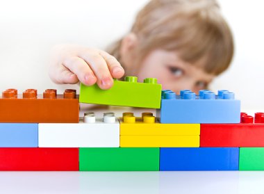 oyuncak blokları ile oynayan çocuk