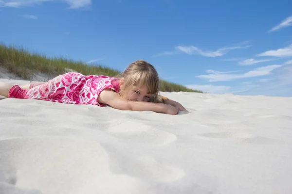 Дитина на прекрасному пляжі — стокове фото