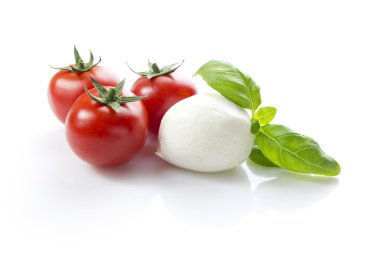 Mozzarella peyniri, domates ve fesleğen ile