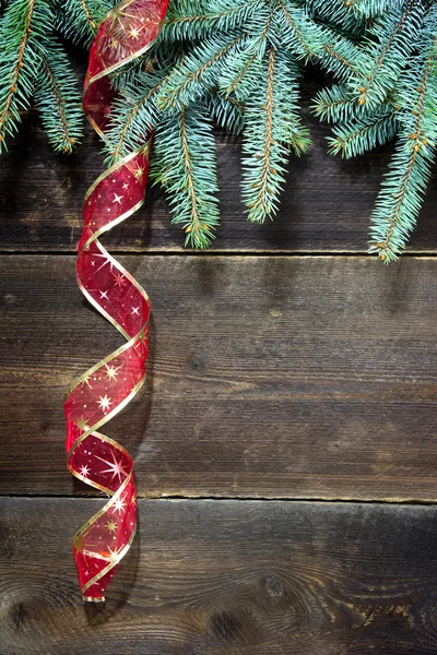 Sapin de Noël avec ruban sur fond en bois — Photo