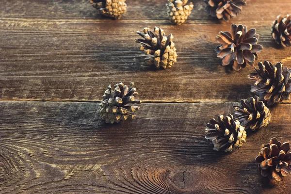 Fundo de madeira natural com cones de pinho — Fotografia de Stock