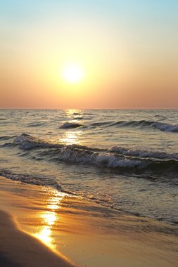 Denizin üzerinde gün batımı