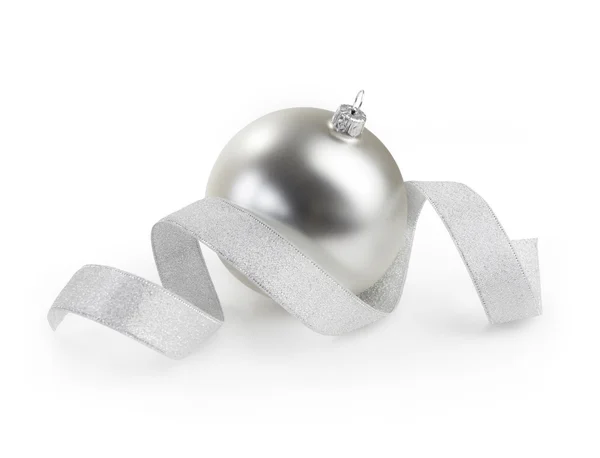 Zilveren Kerstmis bal met lint — Stockfoto