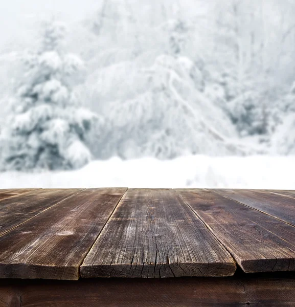 Table rustique contre paysage hivernal — Photo