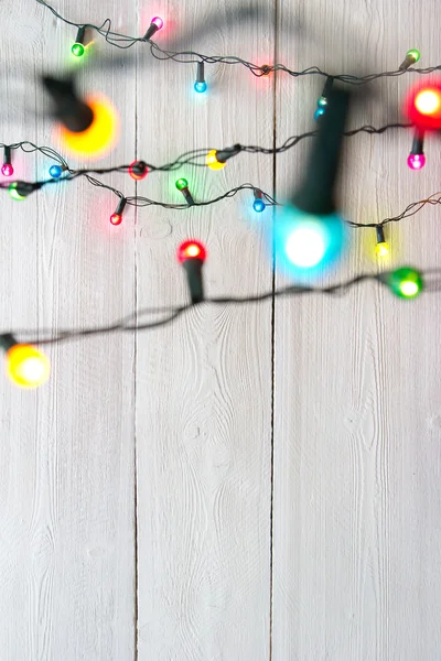 Vánoční světla nad bílý malovaný prkna — Stock fotografie