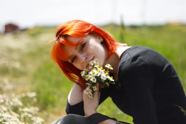 Όμορφο κορίτσι στα λουλούδια — Φωτογραφία Αρχείου