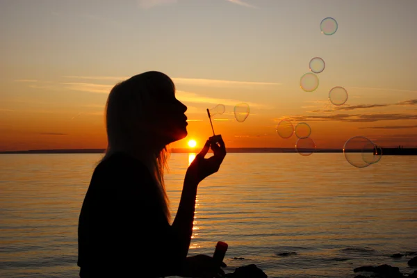 Kız balonlar uçurdu