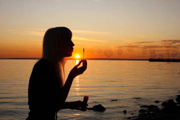 Kız balonlar uçurdu