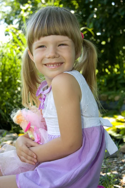 Küçük kız ve bebek