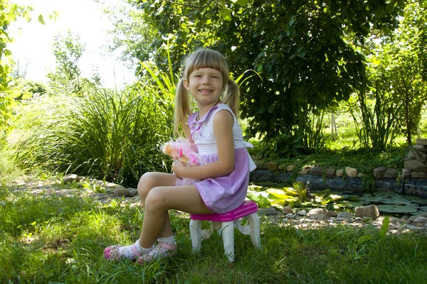 Küçük kız ve bebek