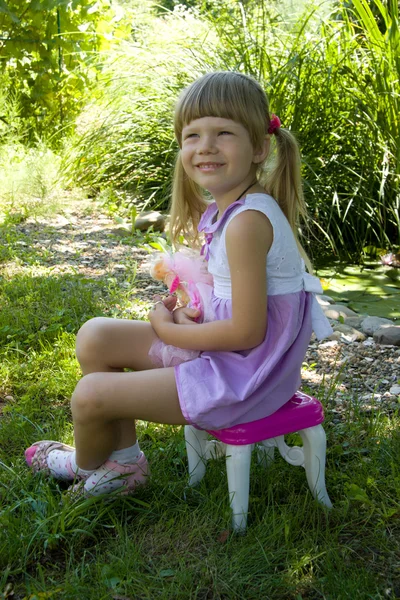 Küçük kız ve bebek